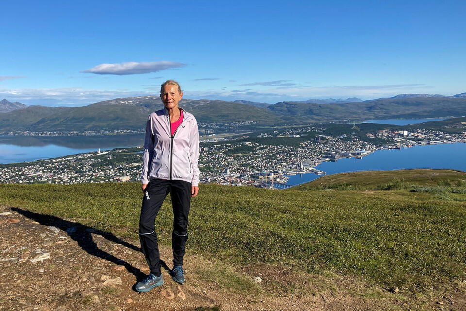 Ein Wintervold liker aller best å løpe ute i naturen. Her har hun løpt opp mot Fløya på fastlandssida, og vi ser Tromsøya og Tromsø i bakgrunnen. (Foto: privat) null