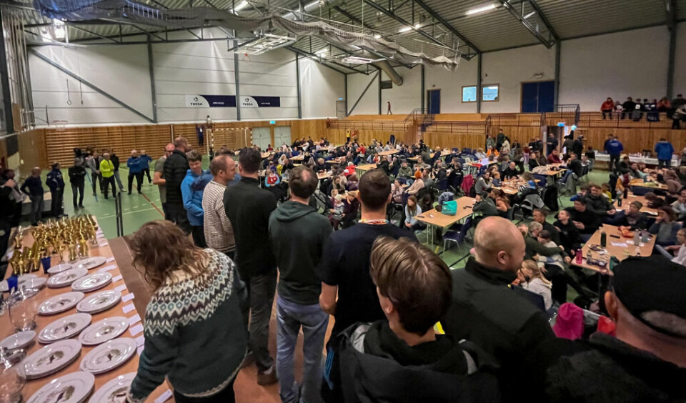 Folksomt både på scena og på gulvet, slik som kjennetegner 1.mai-løpet på Åheim. Foto: Martin Hauge-Nilsen. Aaheim-1mai-3.jpg