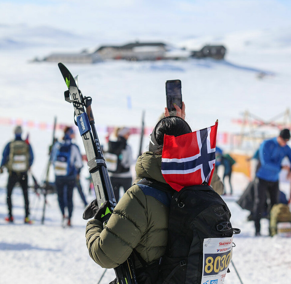 Norsk flagg og mange skiløpere som er på vei fra Finse til Ustaoset: det er Skarverennet det. (Foto: Arne Dag Myking)