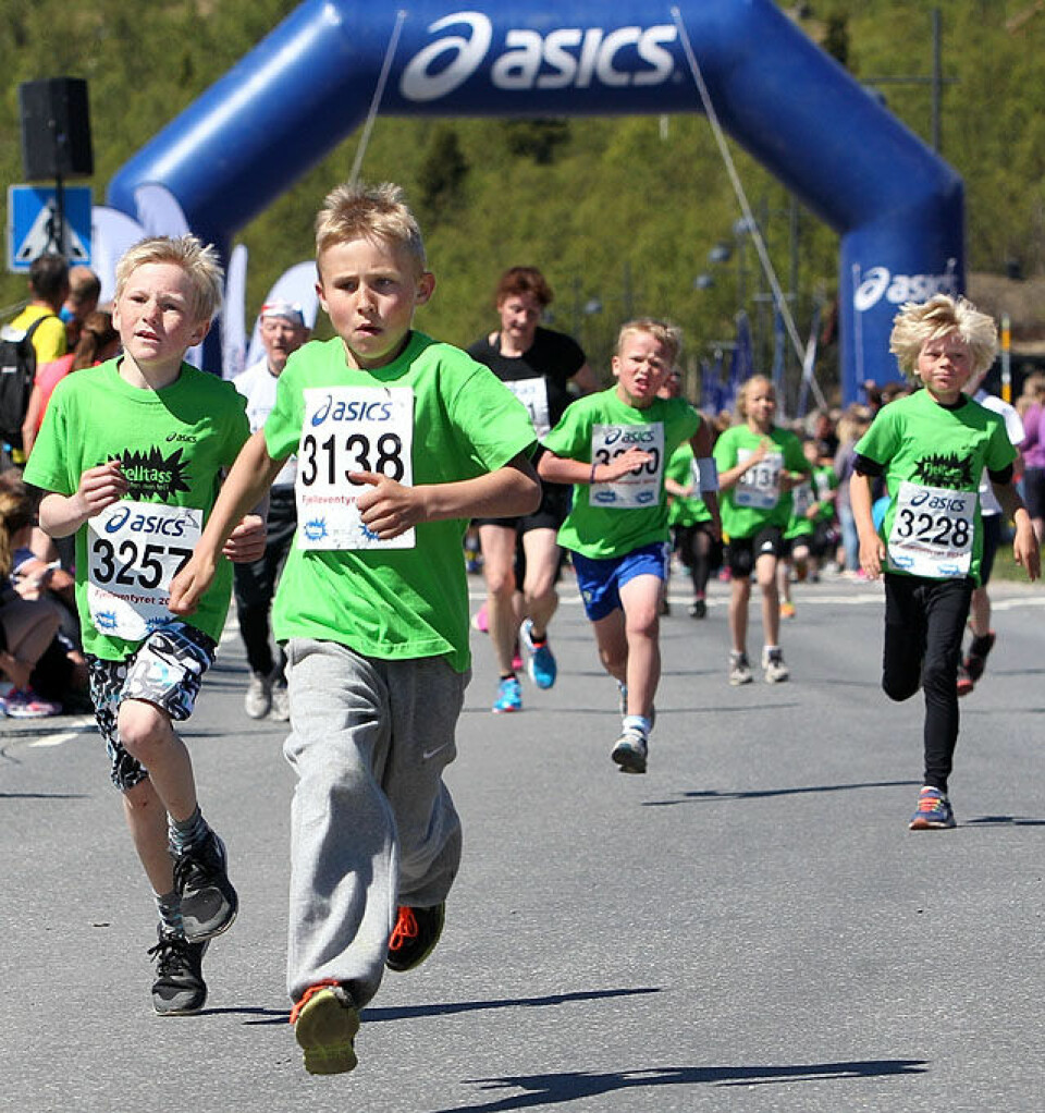 Fjellmaraton fra start til mål med 98 solskinnsbilder! Barn_de_eldre_mot_maal_A20G7488.jpg
