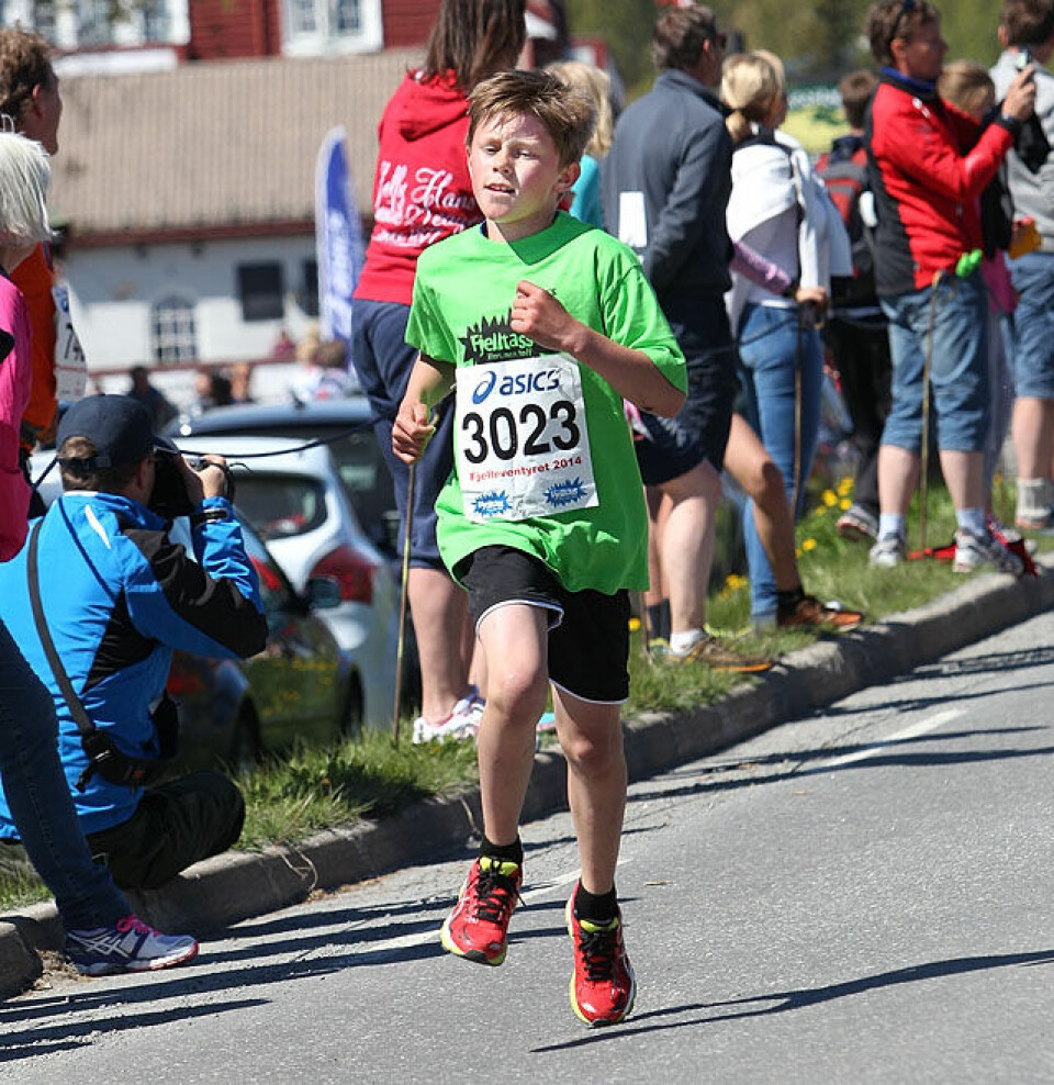 Fjellmaraton fra start til mål med 98 solskinnsbilder! Barn_mot_maal_A20G7458.jpg