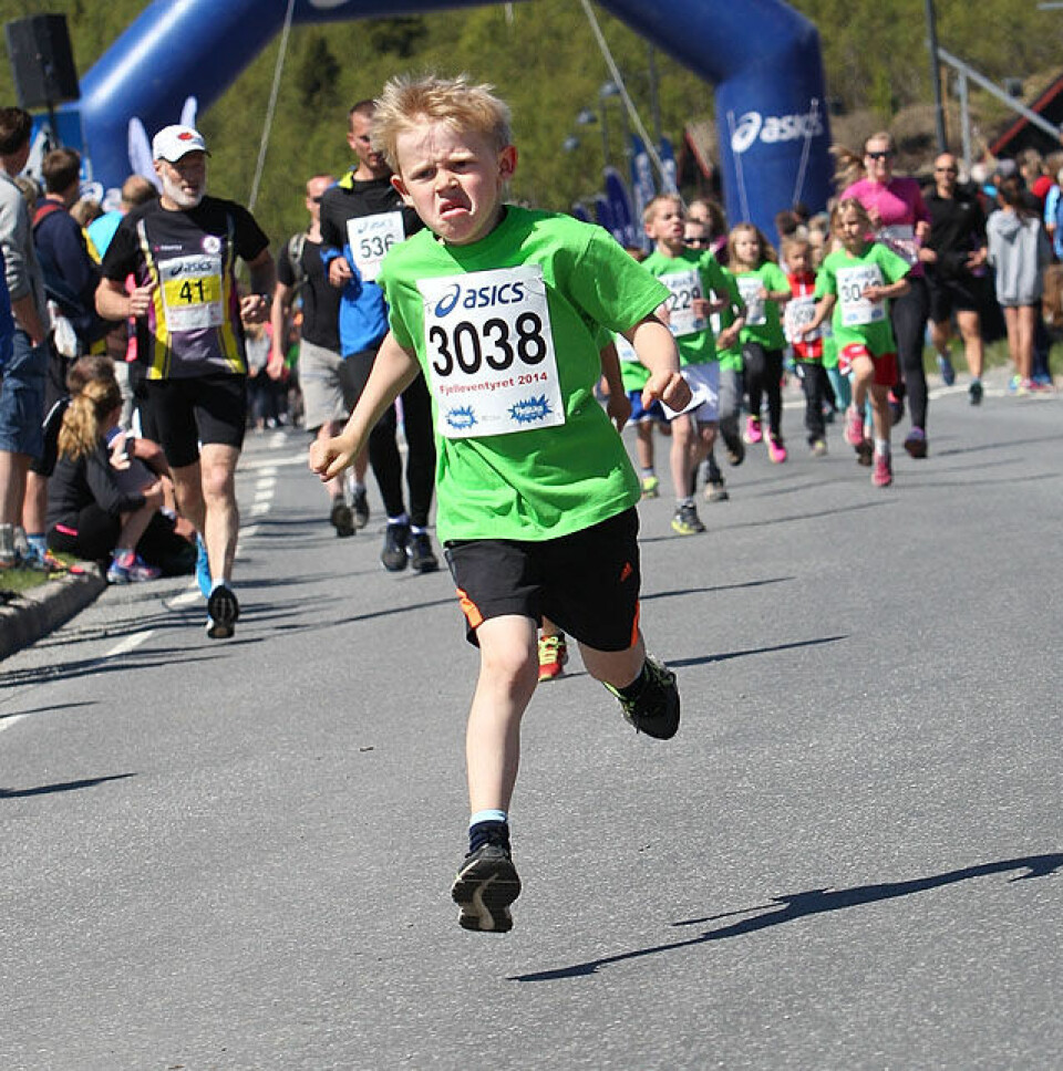 Fjellmaraton fra start til mål med 98 solskinnsbilder! Barn_flyvende_gutt_A20G7632.jpg