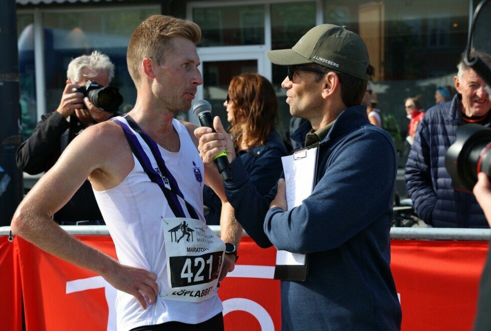 Oskar Andrén ble intervjuet da han løp i mål som vinner på maraton under Trondheim Maraton 2022