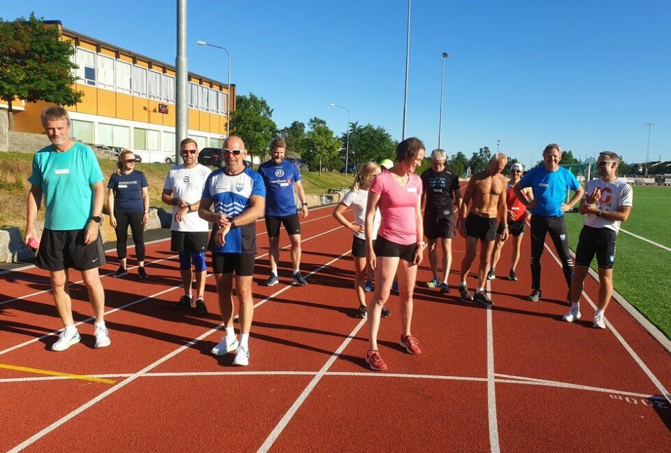 Spent: En spent gjeng fra Kondistreninga Risørløperne står klar for intervalltrening på bane. (Foto: Kondistreninga Risørløperne) Kondistreninga Risørløperne har intervalltrening på bane