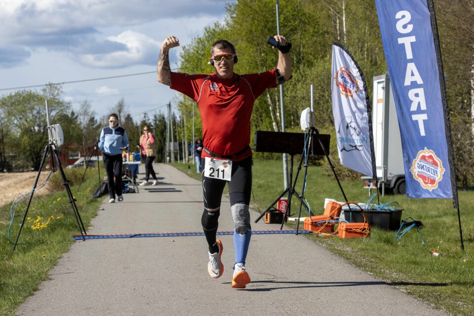Tom-Rune Bertelsen viste muskler og kunne loggføre maraton nummer 304. (Foto: Bjørn Hytjanstorp)