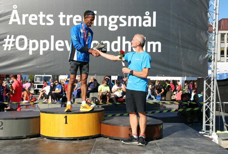 Ebrahim Abdulaziz får gullskoen av Geir Bjerkestrand etter halvmaraton under Trondheim Maraton 2022