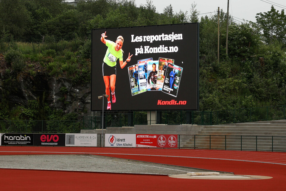 Storskjermen er på plass på Fana Stadion. Og Kondis er på plass, både i Sommerkarusellen og U23-EM.