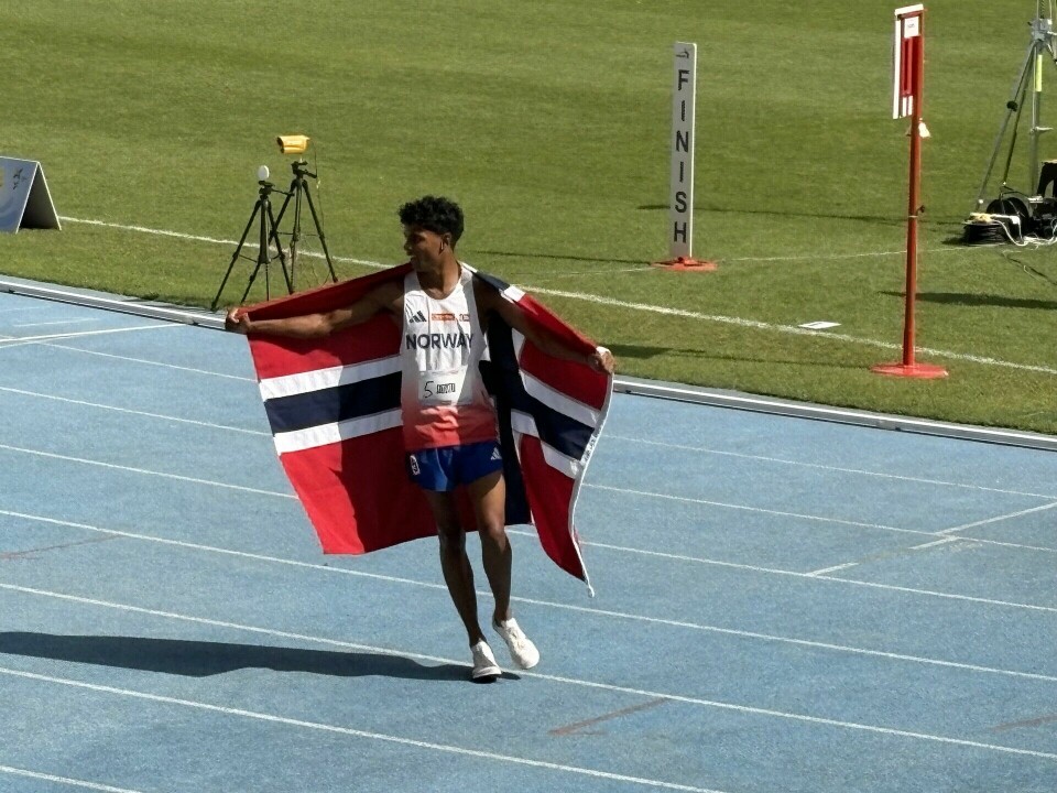 Så kunne Lier-gutten ta imot den velfortjente hyllesten rundt banen.(Foto: Erlend Sande)