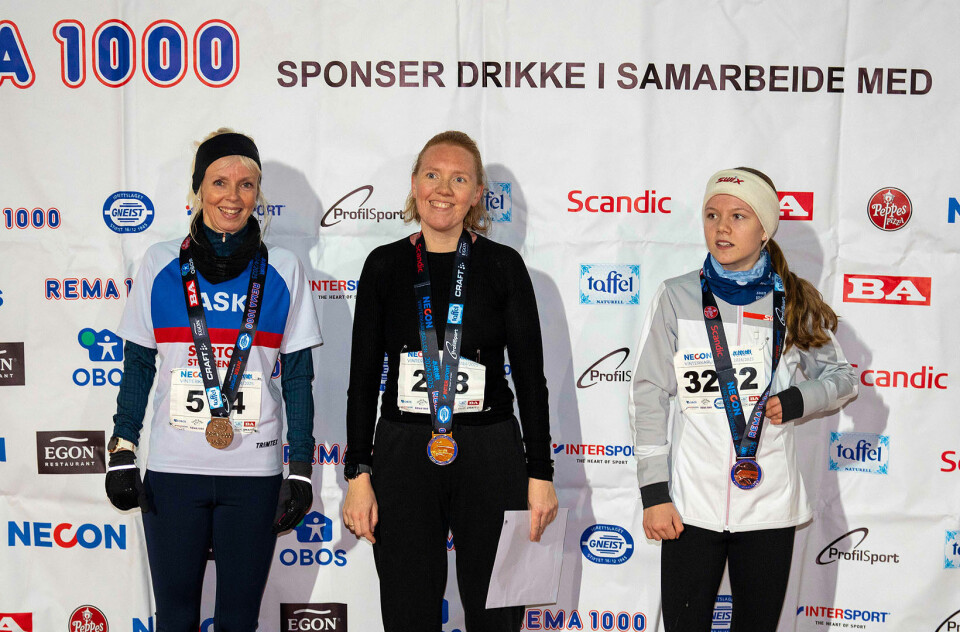 Premiepallen kvinner 5 km: Line Feness Armond, Vanja Flatberg og Ingrid Regine Undertun-Flesland. Har var alderspredningen stor: Line er i klasse K45-49 mens Ingrid løper i klasse K1-14. (Foto: Oskar Leirvåg)