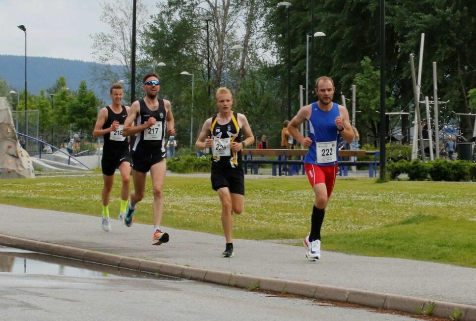 Denne kvartetten var samlet helt til 9 km og kjempet om seieren på 10 km: (forfra og bakover): Henrik Nilsson, Even Bentzen Løvås, Magnus Salberg og Magnus Torp Antonsen. (Foto: Trond Hansen) Sentrumgateløpet - 10 km