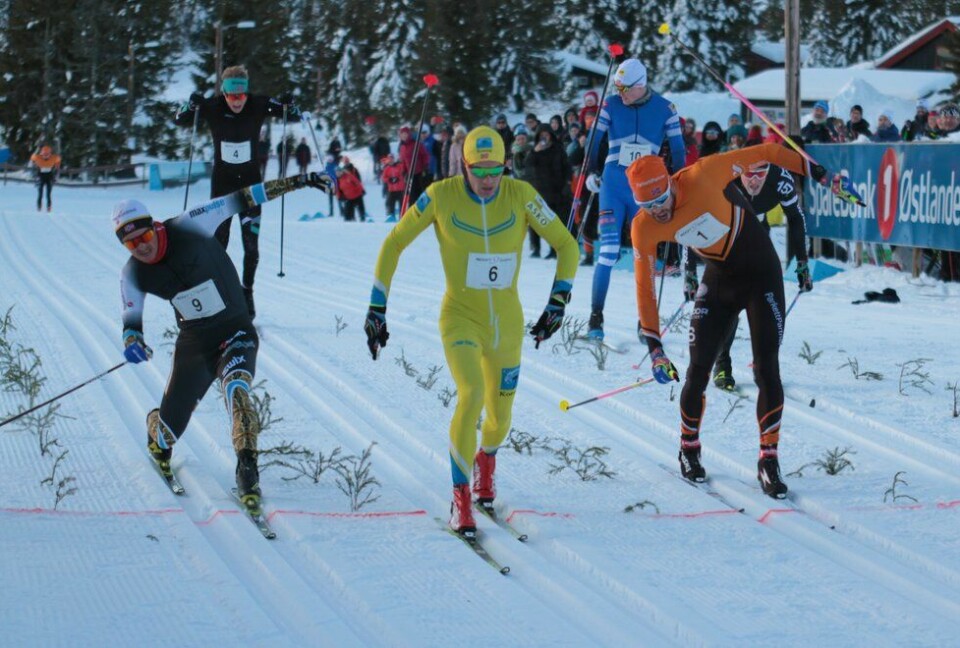 Spurten med (fra v.) Vetle Tyhli, Stian Hoelgaard, Simen Engebretsen Nordli og Øyvind Moen Fjeld (delvis skjult) i første rekke med Anders Høst og Johan Hoel sekundet bak over målstreken. Romjulsrennet