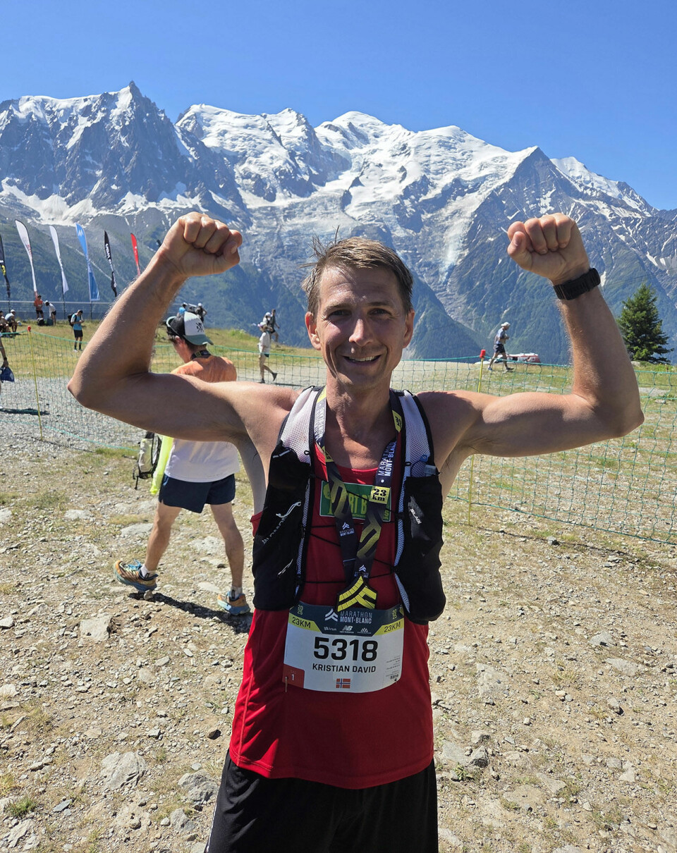 Den tidligere sprinteren Kristian David Smogeli viste muskler med det mektige Mont Blanc-massivet i bakgrunnen. (Foto: Runar Gilberg)