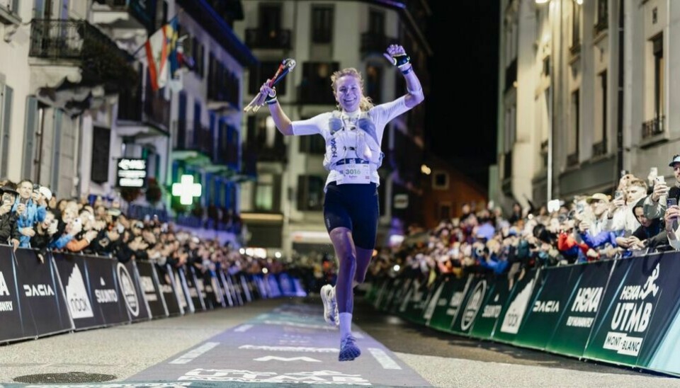 Sylvia Nordskar hoppende glad inn til 2. plass i Chamonix fredag kveld. UTMB CCC