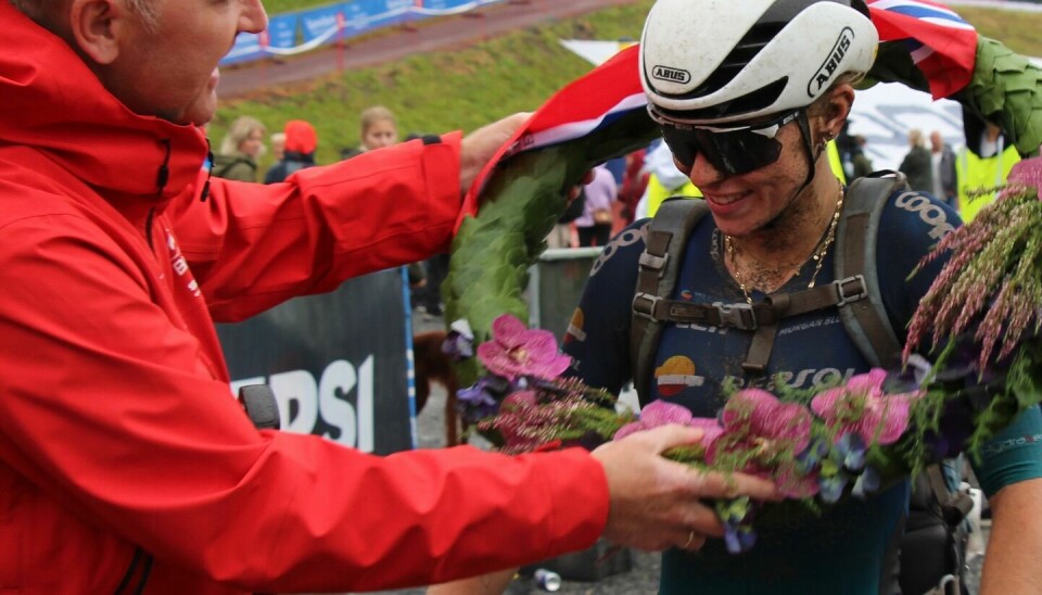 Tiril Jørgensen får laurbærkransen over hodet av daglig leder Josten Buraas i Birken AS. SykkelBirken Birkebeinerrittet Kvinner elite