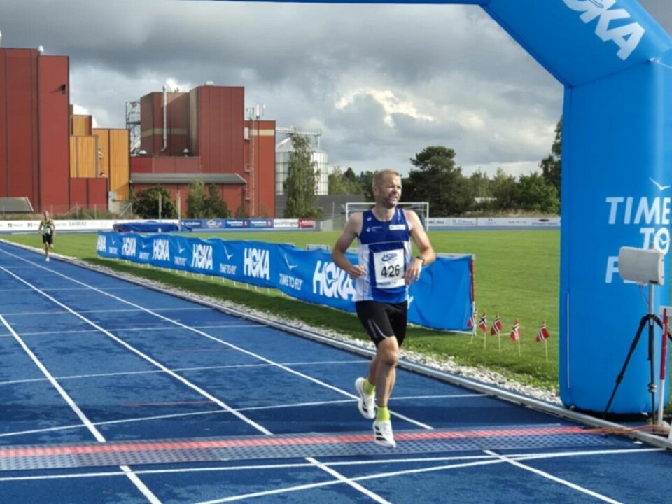 Pål Jostad (41) har for lengst konvertert fra å hoppe langt til å løpe langt og kom inn på 35:21, sju sekunder foran Jo Reistad i bakgrunnen. 10 000 m HOKA-mila Innlandet