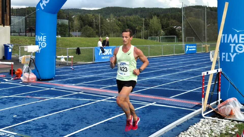 Andreas Torsvik alene i tet i Moelv lørdag. 10 000 m HOKA-mila Moelven IL Innlandet