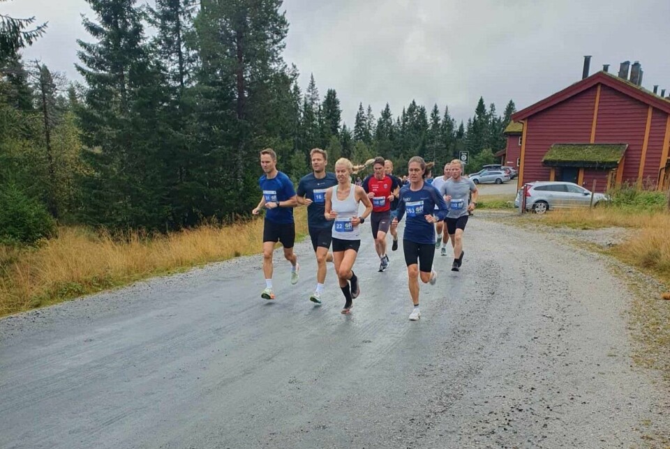 Alltid i front: Lene Nylund (til h.) side om side med Marit Haslie i starten på Budor Løpefest tidligere i høst. løp terrengløp løten Budor Løpefest 10 km Innlandet