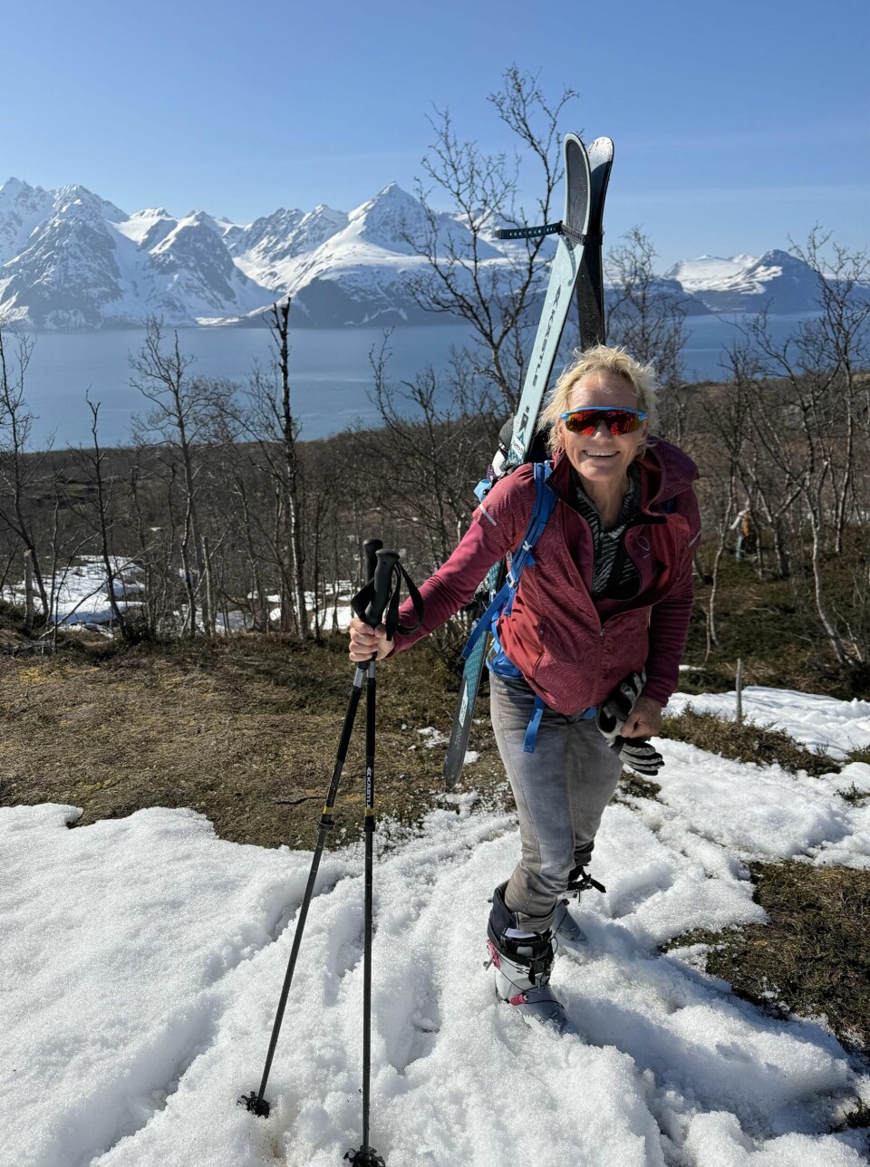 Selv om Anette Bøe er blitt 67 år, så holder hun seg i god form med ulike aktiviteter. Her er hun klar for randonee i Lyngen i Troms.