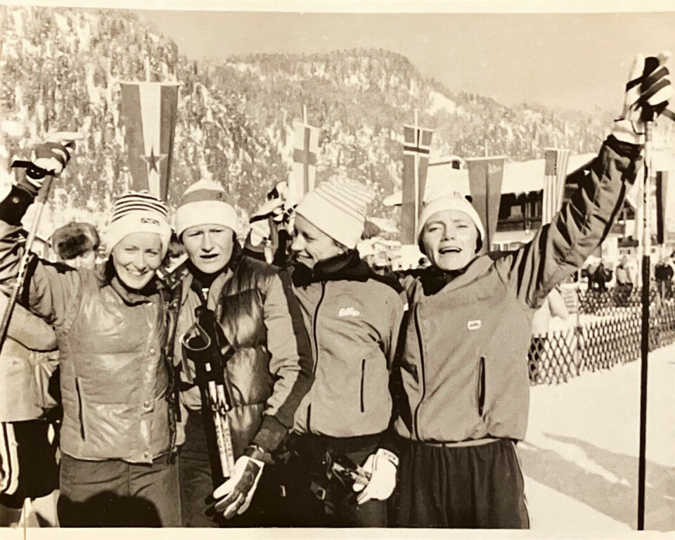 Det norske laget med Marit Myrmæl, Berit Aunli, Berit Johannessen og Anette Bøe jubler etter seieren i stafetten i Reit im Winkl i januar 1980.