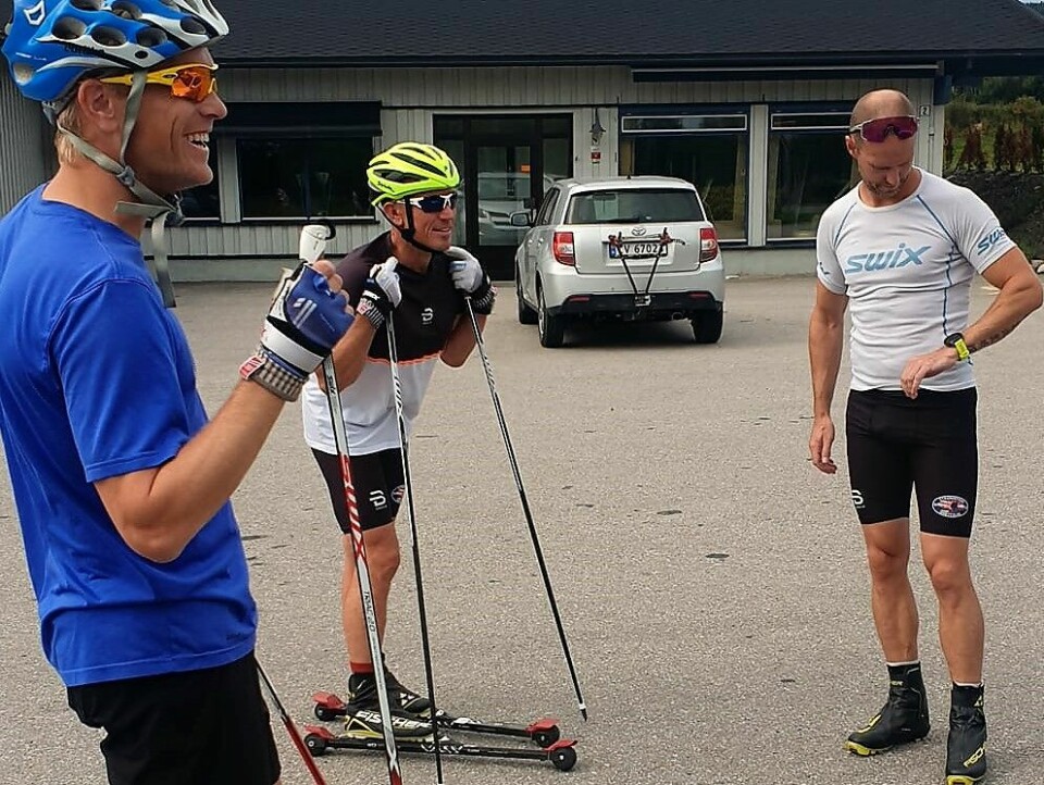 Amund Sigstad (fra venstre), Kjetil Finstad og Jørgen Stensløkken diskuterer dagens prestasjoner opp til Hernes Institutt. (Foto: Hanne Sigstad) Amund Sigstad (fra venstre), Kjetil Finstad og Jørgen Stensløkken diskuterer dagens prestasjoner opp til Hernes Institutt. (Foto: Hanne Sigstad)