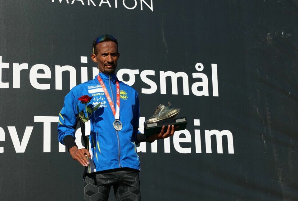 Ebrahim Abdulaziz fikk utdelt gullskoen som fjorårets beste veteranløp etter halvmaraton i Trondheim Maraton i år. (Foto: Marianne Røhme) Ebrahim Abdulaziz da fikk utdelt gullskoen som fjorårets beste veteranløper etter halvmaraton under Trondheim Maraton 2022. (Foto: Marianne Røhme)