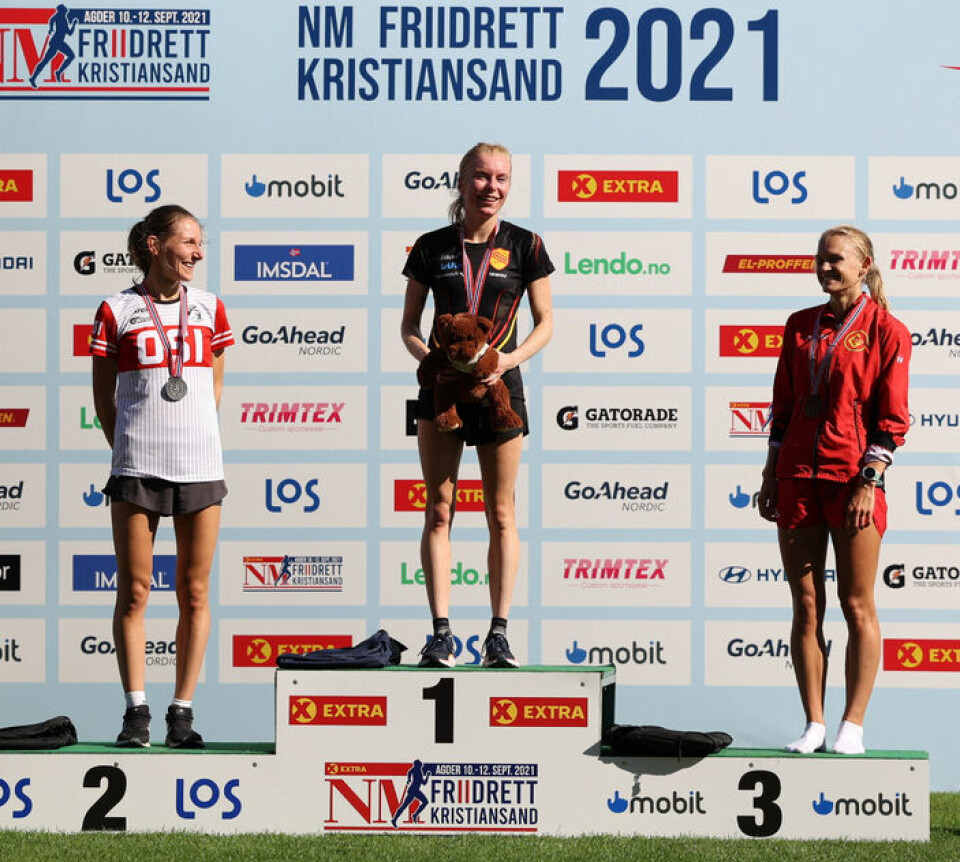 På topp i karrieren:Ida Meli Narbuvoll på toppen av pallen med Mathilde Theisen og Ine Bakken på de neste plassene på 10000 m under NM i Kristiansand i 2021 (Foto: Samuel Hafsahl)