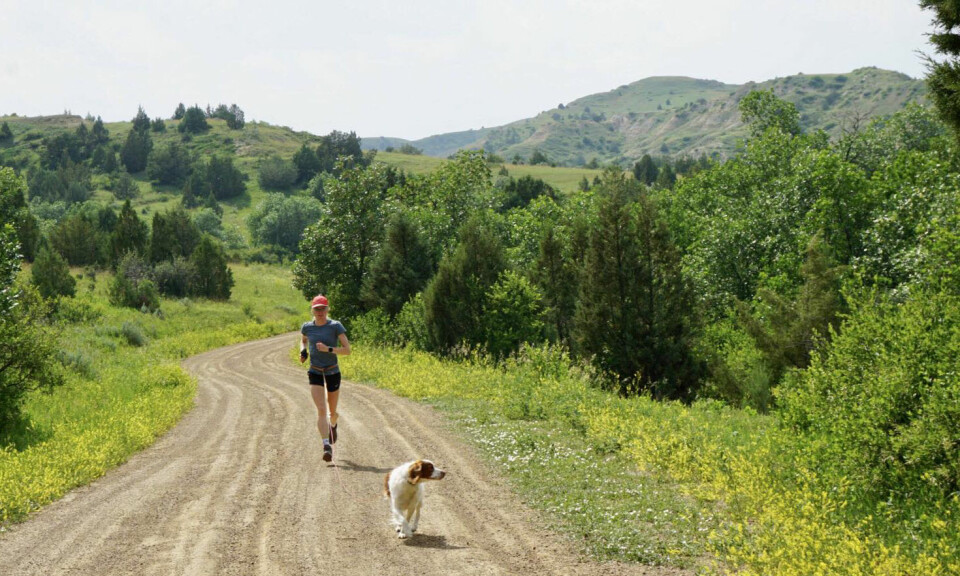 Ida og Luna:Ida på løpetur med hunden Luna i Theodor Rosevelt National Park i Medora i Nord-Dakota før de flyttet til Pennsylvania. (Foto: Jamison Dietrichs)