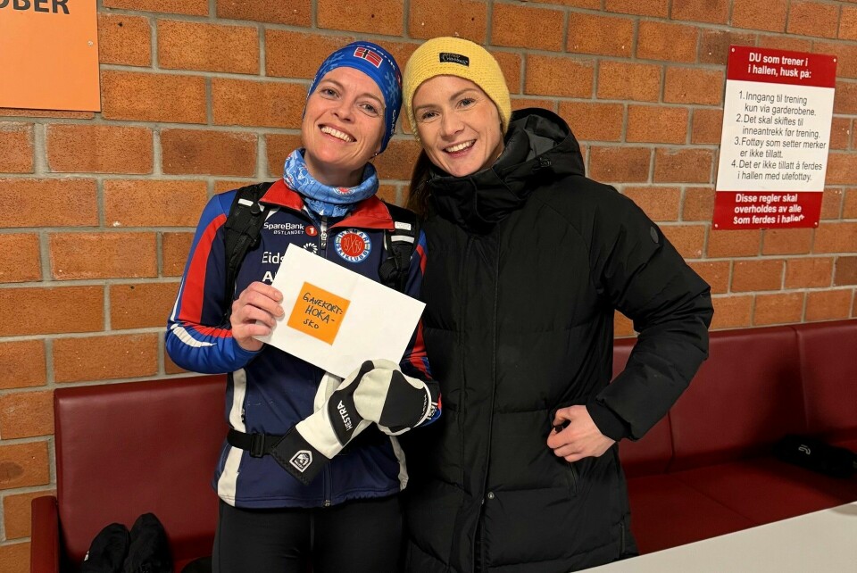 Camilla Rustadbakken Berg ble dobvbeltvinner for kvelden i og med at hun også ble trukket ut som vinner av gavekortet på løpesko som Karoline Borgen i Bedriftsidretten kunn overrekke den heldige - og raske vinneren. (Foto: Hilde Hagevik Odde)