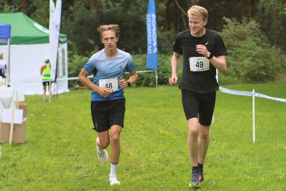 17-åringen Henrik Sebastian Jensrud (48) var 3. mann i mål på siste runde. Her sammen Jonathan Helmersen fra Furnes Ultraløperklubb som ble 4. mann på runde 8.