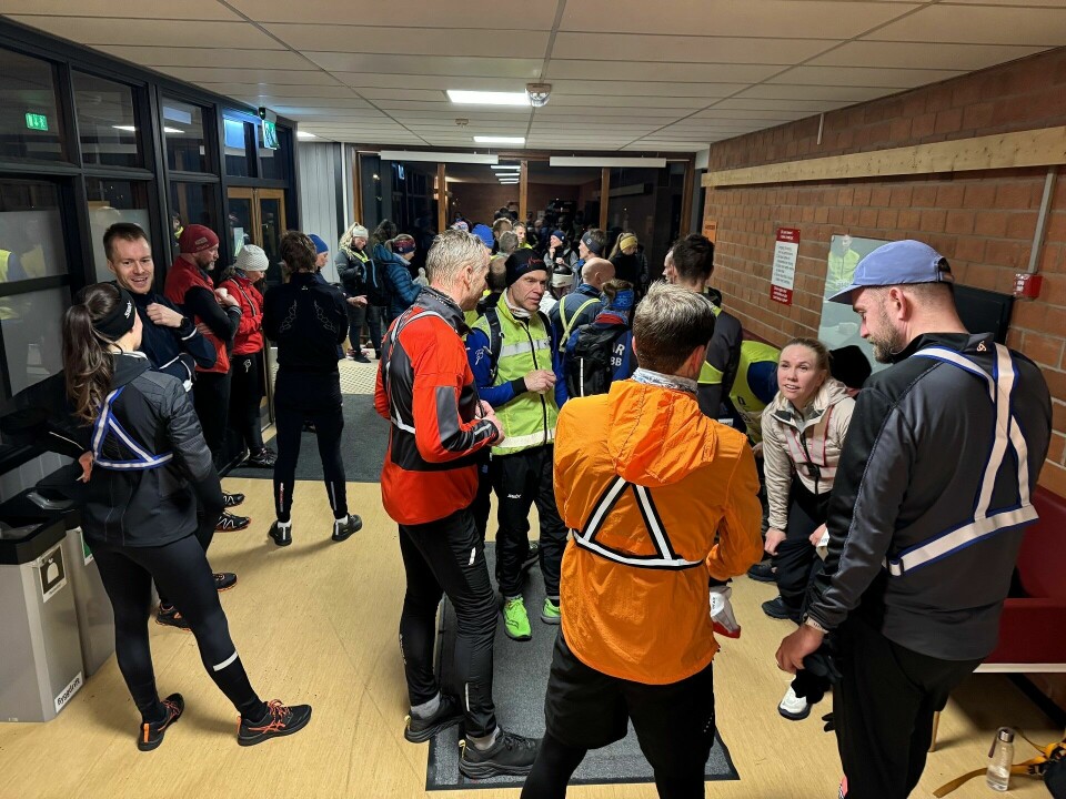Næringspåfyll og mingling i foyaen i Prestrudhallen. (Foto: Hilde Hagevik Odde)