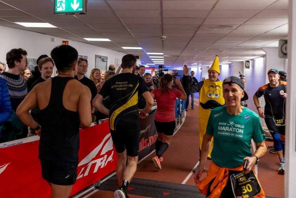 Forandring fryder når man skal løpe 24 timer i strekk. Her ved første vending etter 6 timer rundt løpsleder Olav Engen. (Foto: Samuel Hafsahl)