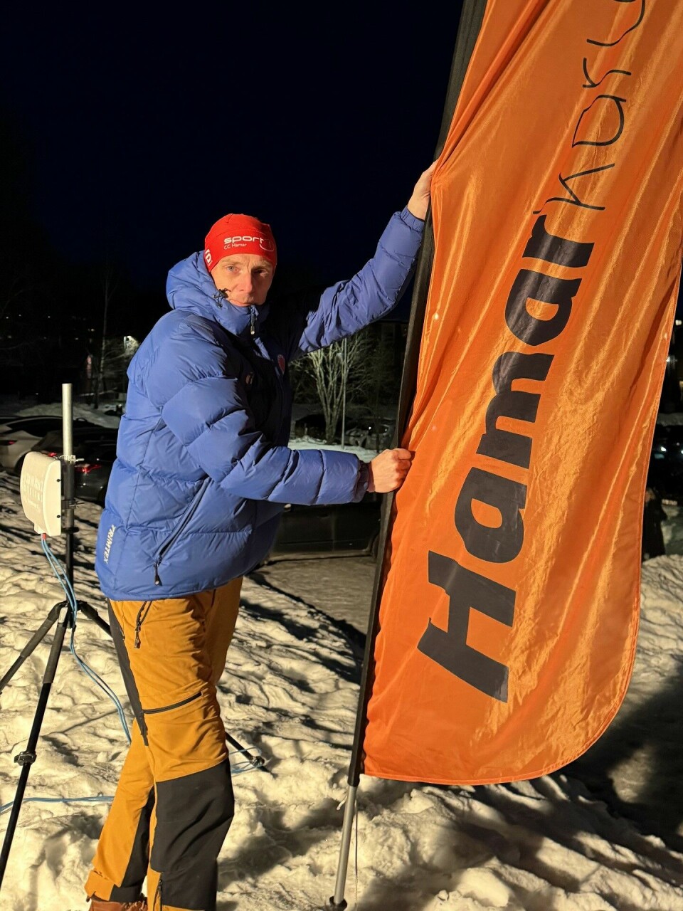 Pål-Erik Langøigjelten heiser flagget til Bedriftsidretten med stø hand utenfor Prestudhallen 4. hver tirsdag fra oktober til mars. (Foto: Hilde Hagevik Odde)