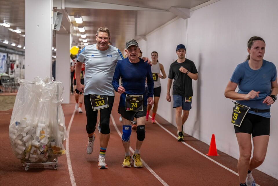 Ultraløpspioner Bjørn Hytjanstorp og superveteran Kjell Skogvang (80) har mye å prate om mens beina går på Bislett. (Foto. Samuel Hafsahl)