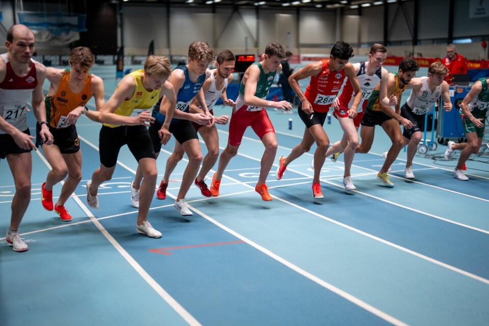 Starten går for de antatt raskeste på 3000 meter for herrer. (Foto: Samuel Hafsahl)