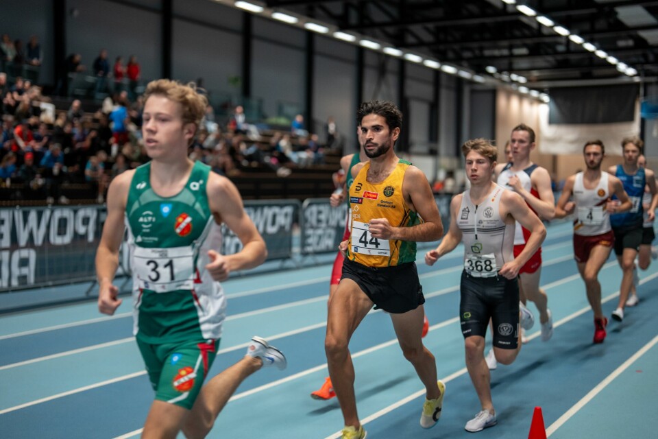 Det drar seg til mot slutt. Fra venstre Håkon Moe Berg (31), Jacob Boutera (44) og Vegard Warnes (368). Like etter måtte Moe Berg gi seg. (Foto: Samuel Hafsahl)