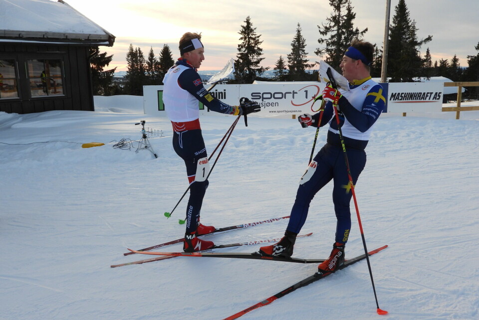 Jonatan Stahl med knekt ski etter målgnag. (Foto: Stein Arne Negård)