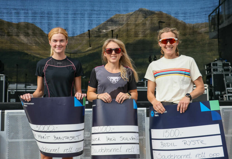 Øystein Ulekleiv og Monica Solvang vant Alpetrippelen Damepallen. Fra venstre Anne-Marit Brautaset, Monica Iren Solvang og Bodil Ryste. Foto: Martin Hauge-Nilsen