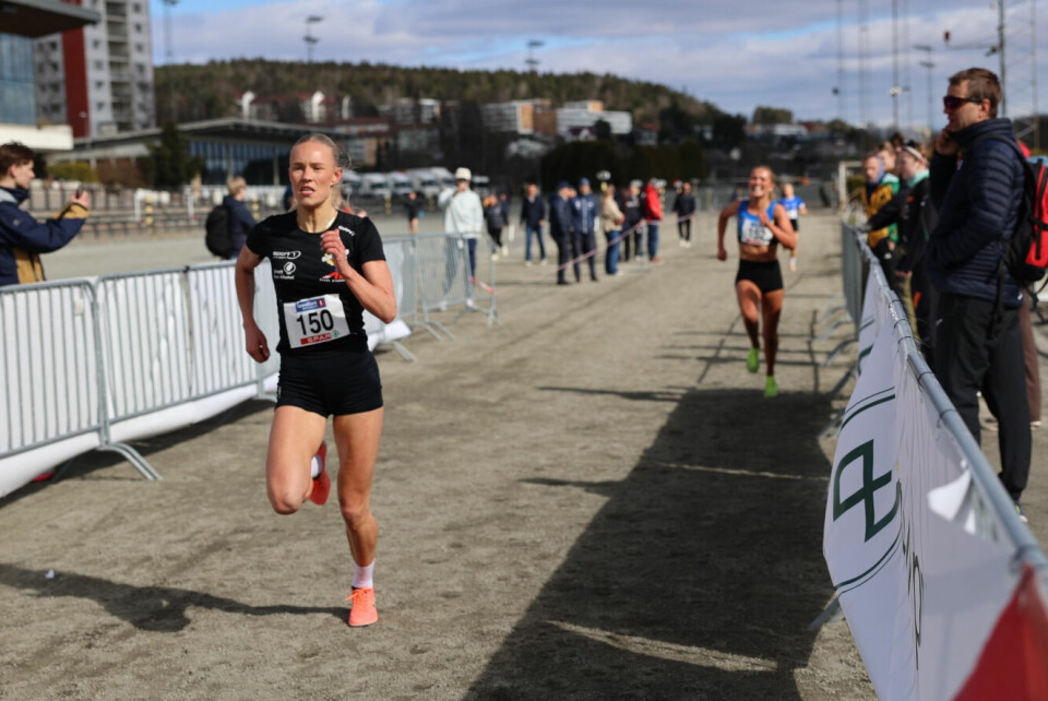 Pernille Karlsen Antonsen på vei mot seier, foran Thea Charlotte Knutsen. (Foto: Tom-Arild Hansen)