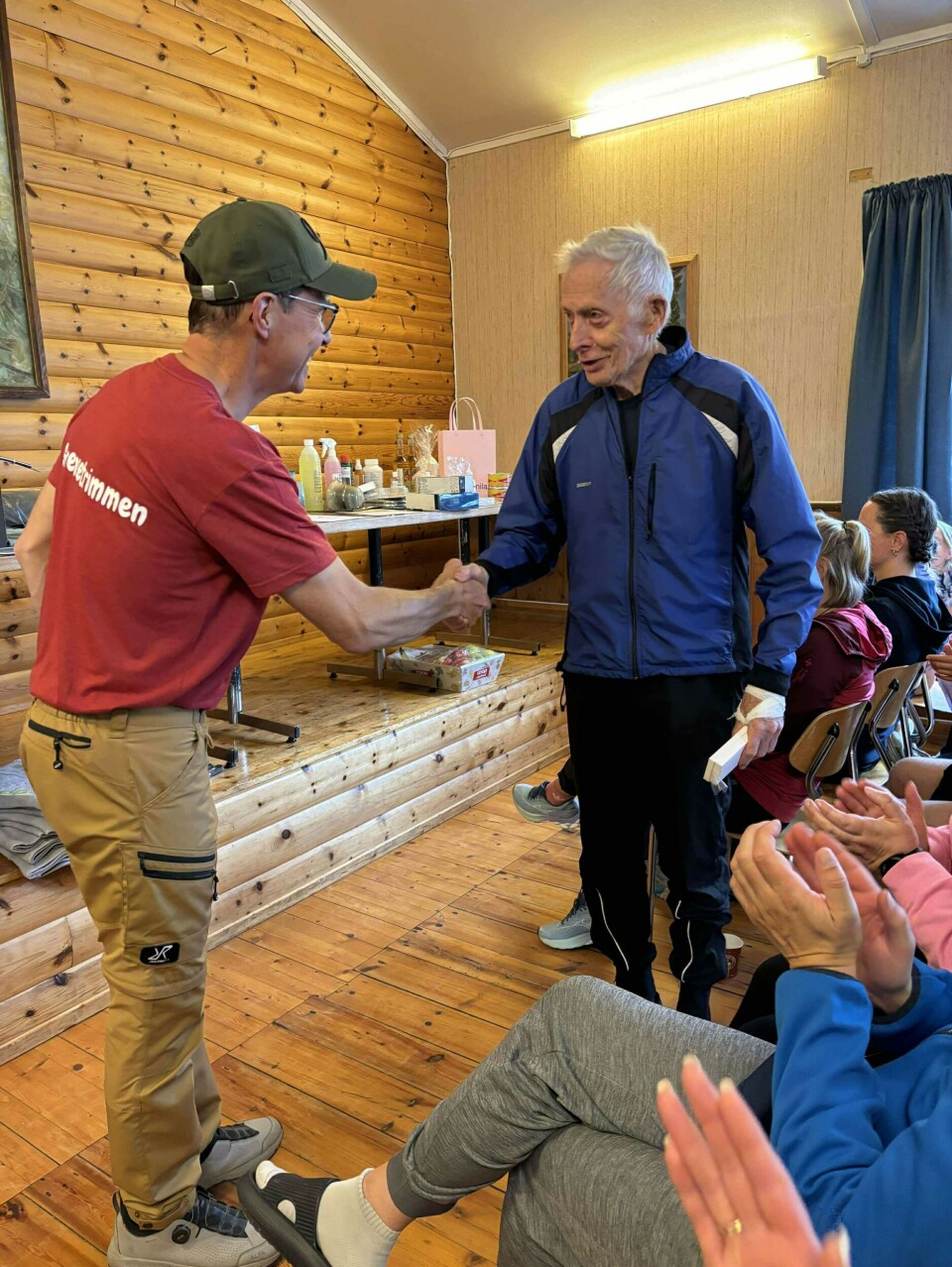 Hans Odde får sin velfortjente sølvskje for å ha gjennomført Grensetrimmen 40 ganger. Han er forøvrig en av grunnleggerne av løpet. grensetrimmen