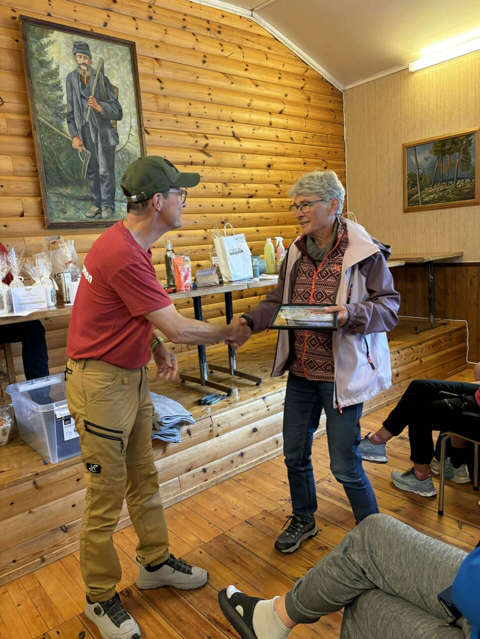 Ingrid Bustad mottar diplom for sin deltagelse nr. 20. grensetrimmen