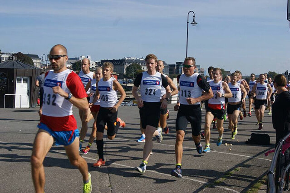 John Henry Strupstad i tet allerede ut fra Skibladnerbrygga i 2014-utgaven av Hamarløpet med vinneren fra 2013, Patrick Åserud (313), rett bak. (Foto: Bente Sund Langøigjelten) John Henry Strupstad i tet allerede ut fra Skibladnerbrygga i 2014-utgaven av Hamarløpet med vinneren fra 2013, Patrick Åserud (313), rett bak. (Foto: Bente Sund Langøigjelten)