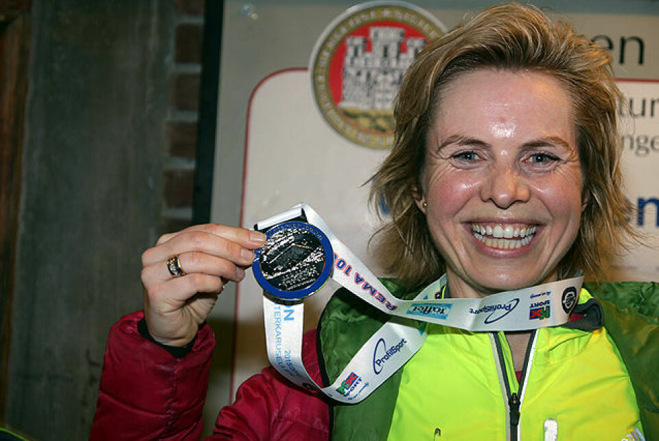 Samleside NECON Vinterkarusellen Anna Silje Andersen viser stolt fram Vinterkarusellmedaljen