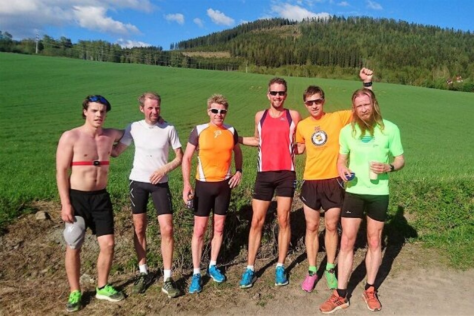 Seks av de beste i Gå-Joggens mot- og utforbakkeløp samlet etter løpet med Bjørgeberget i bakgrunnen. Fra v.: Sander Berntsen, Jan Hovde, Tommy Mikkelsen, Arild Dahl, vinner Thomas Pedersen og Øystein Thune. Seks av de beste i Gå-Joggens mot- og utforbakkeløp samlet etter løpet med Bjørgeberget i bakgrunnen. Fra v.: Sander Berntsen, Jan Hovde, Tommy Mikkelsen, Arild Dahl, vinner Thomas Pedersen og Øystein Thune.