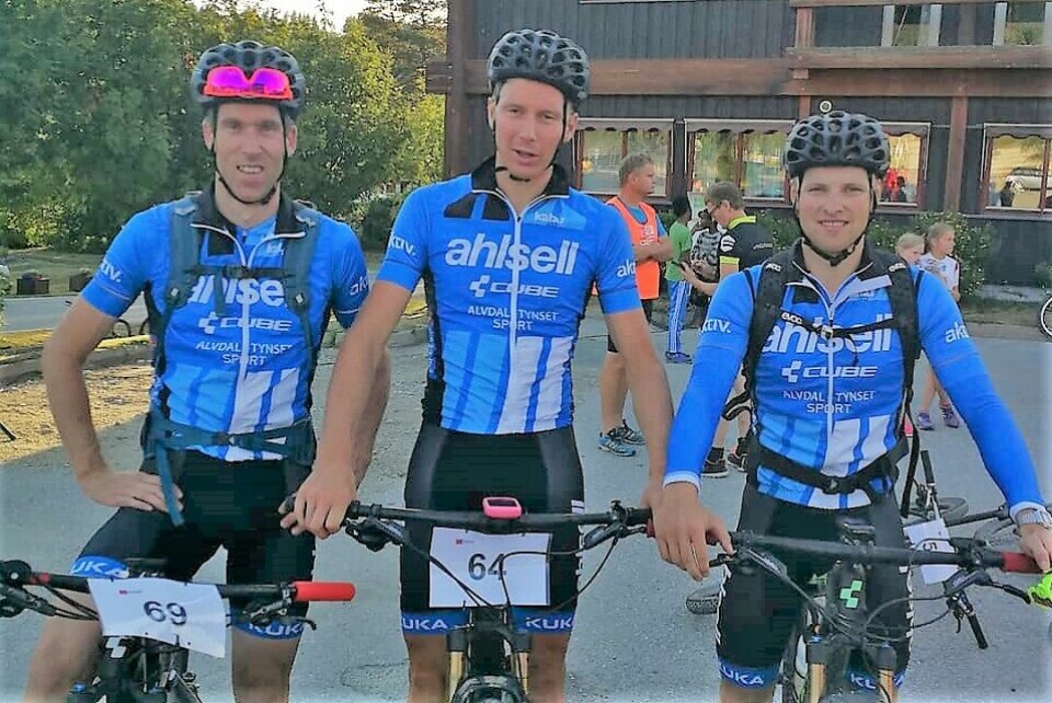 Vinner Eirik Fiskvik omkranset av team-kompisene Knut Erik Nesteby (til v.) og Per Buttingsrud Aas. (Foto: Team Ahlsell Cube sin facebookside) Vinner Eirik Fiskvik omkranset av team-kompisene Knut Erik Nesteby (til v.) og Per Buttingsrud Aas. (Foto: Team Ahlsell Cube sin facebookside)
