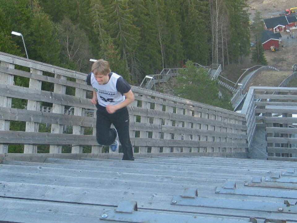 Fra den aller første utgaven av Gjerdrumsbakken opp i 2007 med Thomas Jordet Larsen på veg mot toppen av stillaset. Fra den aller første utgaven av Gjerdrumsbakken opp i 2007 med Thomas Jordet Larsen på veg mot toppen av stillaset.
