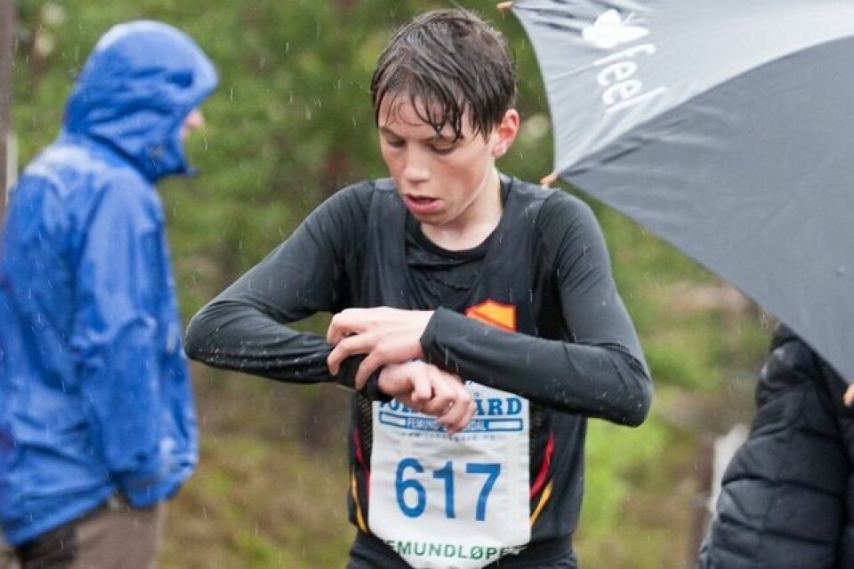 Kasper Sundet sjekker tida på 10 km i Femundløpet i fjor som også gikk i surt og kaldt vær. (Foto: Jan Ole Johnsgard) Kasper Sundet sjekker tida på 10 km i Femundløpet i fjor som også gikk i surt og kaldt vær. (Foto: Jan Ole Johnsgard)