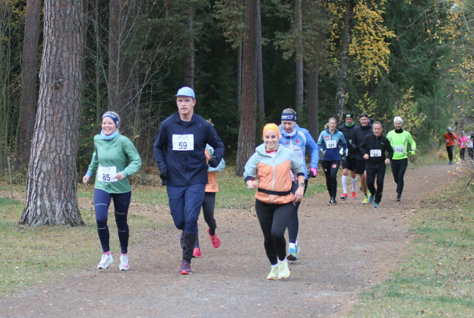 En optimistisk gjeng passerer Klatreparken på Domkirkeodden halvveis i HBU50M i 2022.