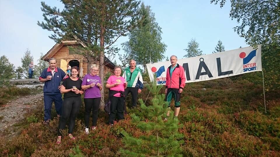 Noen av de første til Jordbærkirka som startet i god tid før fellesstarten. (Foto: Bente Myhr) Noen av de første til Jordbærkirka som startet i god tid før fellesstarten. (Foto: Bente Myhr)