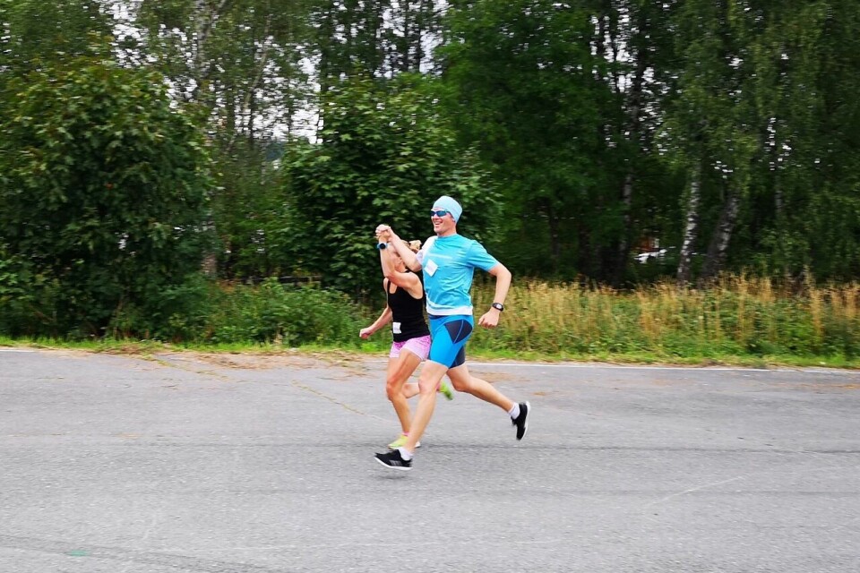 Ida Gjermundshaug Pedersen og Henning Mortensen har vunnet mange lokale løp, men denne gangen løp de også samtidig over målstreken. (Foto: Morten Strandsveen) Ida Gjermundshaug Pedersen og Henning Mortensen har vunnet mange lokale løp, men denne gangen løp de også samtidig over målstreken. (Foto: Morten Strandsveen)