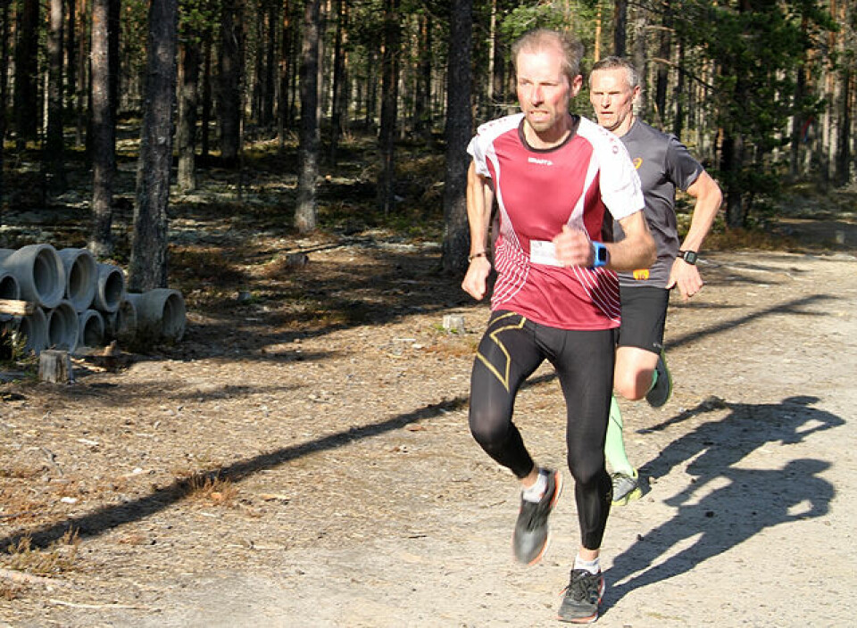 SPURTDUELL: Jan Hovde kopierte seieren fra forrige ukes Gå-jogg på Ilseng, men fikk mer motstand av Hans Tore Riibe i motsola i Elverum. SPURTDUELL: Jan Hovde kopierte seieren fra forrige ukes Gå-jogg på Ilseng, men fikk mer motstand av Hans Tore Riibe i motsola i Elverum.